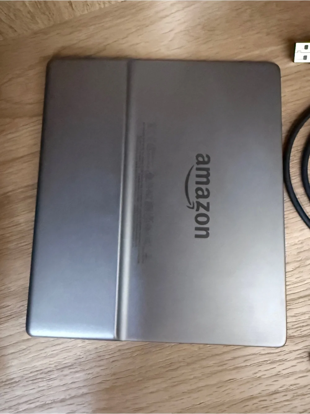 Amazon Kindle Oasis (Black) with USB Charging Cable